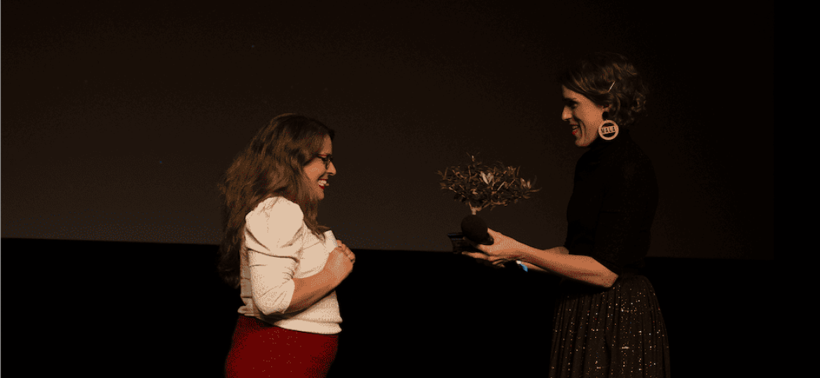 Mar Cabra recibiendo el bonsai de Ashoka